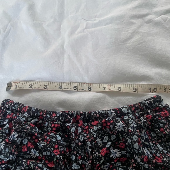 FLORAL SHORTS WITH POCKETS - Picture 2 of 3
